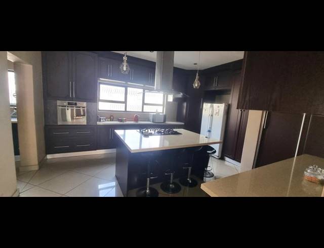 5 BEDROOM HOUSE FOR SALE IN WIERDA CREST ESTATE